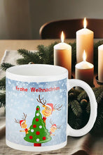 Laden Sie das Bild in den Galerie-Viewer, KAMACA Kaffeebecher Becher Tasse Weihnachtstasse für einen lieben Menschen tolles Geschenk Kollegen Büro Alltag Winter Weihnachten (Motiv : 3x Rentier Ole hinter Tanne)
