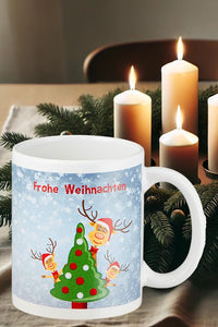 KAMACA Kaffeebecher Becher Tasse Weihnachtstasse für einen lieben Menschen tolles Geschenk Kollegen Büro Alltag Winter Weihnachten (Motiv : 3x Rentier Ole hinter Tanne)