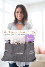 Laden Sie das Bild in den Galerie-Viewer, KAMACA Originelles Dekokissen Kissen mit 3 Taschen zum selbst Befüllen und Spruch Größe 43x43 cm tolles Geschenk für Anlässe wie Rente Ruhestand (Ruhestandskissen A)
