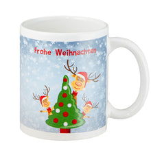 Laden Sie das Bild in den Galerie-Viewer, KAMACA Kaffeebecher Becher Tasse Weihnachtstasse für einen lieben Menschen tolles Geschenk Kollegen Büro Alltag Winter Weihnachten (Motiv : 3x Rentier Ole hinter Tanne)
