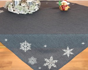 KAMACA Tischdecke Mitteldecke 85x85 cm mit filigraner Stickerei Küche Esstisch Tisch Dekoration Eyecatcher in Herbst Winter Weihnachten (Schneeflocken anthrazit)