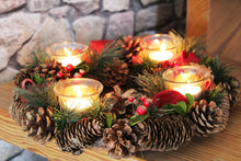 Laden Sie das Bild in den Galerie-Viewer, KAMACA Weihnachtskranz Dekokranz mit Deko wie Tannenzapfen Beeren und 4 Glas Kerzenhaltern Advent Weihnachten Deko Tisch (Adventskranz Adventszauber 26 x 26 x 7 cm)
