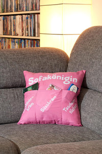 Originelles Dekokissen SOFAKÖNIGIN Kissen mit 3 Taschen zum selber Befüllen Größe 43x43 cm tolles Geschenk für ein gelungen Sofaabend Filmabend Öko Tex