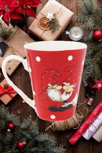 Laden Sie das Bild in den Galerie-Viewer, KAMACA Kaffeebecher Becher Tasse Weihnachtstasse für einen lieben Menschen tolles Geschenk Kollegen Büro Alltag Winter Weihnachten (Verliebte Wichtel)
