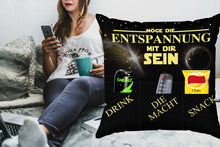 Laden Sie das Bild in den Galerie-Viewer, Originelles Dekokissen MÖGE DIE ENTSPANNUNG MIT DIR SEIN Kissen mit 3 Taschen zum selber Befüllen Größe 43x43 cm tolles Geschenk für ein gelungen Sofaabend Filmabend Öko Tex
