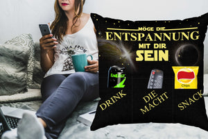 Originelles Dekokissen MÖGE DIE ENTSPANNUNG MIT DIR SEIN Kissen mit 3 Taschen zum selber Befüllen Größe 43x43 cm tolles Geschenk für ein gelungen Sofaabend Filmabend Öko Tex