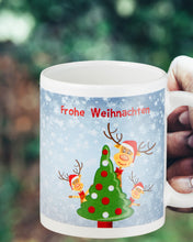 Laden Sie das Bild in den Galerie-Viewer, KAMACA Kaffeebecher Becher Tasse Weihnachtstasse für einen lieben Menschen tolles Geschenk Kollegen Büro Alltag Winter Weihnachten (Motiv : 3x Rentier Ole hinter Tanne)
