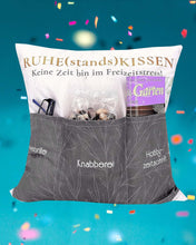 Laden Sie das Bild in den Galerie-Viewer, KAMACA Originelles Dekokissen Kissen mit 3 Taschen zum selbst Befüllen und Spruch Größe 43x43 cm tolles Geschenk für Anlässe wie Rente Ruhestand (Ruhestandskissen A)
