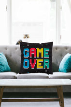 Laden Sie das Bild in den Galerie-Viewer, Flauschig gefülltes Wendekissen GAME OVER und POWER UP 40x40 cm mit Reißverschluss Kissen mit Füllung tolles Geschenk für Gamer
