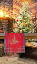 Laden Sie das Bild in den Galerie-Viewer, Tischläufer 40x90 cm WEIHNACHTSBAUM in rot kariert mit bezaubernder Stickerei in gold und grün - ein Eyecatcher in Herbst Winter Weihnachten
