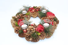 Laden Sie das Bild in den Galerie-Viewer, KAMACA Weihnachtskranz Dekokranz mit Deko wie Tannenzapfen Beeren und 4 Glas Kerzenhaltern Advent Weihnachten Deko Tisch (Adventskranz Adventszauber 26 x 26 x 7 cm)
