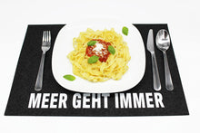 Laden Sie das Bild in den Galerie-Viewer, KAMACA 4er Set Tischsets Platzsets Platzmatten aus Filz MARITIM abwaschbar &amp; rutschfest Platzdeckchen grau Eyecatcher (4er Set Filz Meer geht immer anthrazit)
