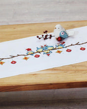 Laden Sie das Bild in den Galerie-Viewer, KAMACA Stickpackung Kreuzstich vorgezeichnet Baumwolle komplettes Stickset mit Stickvorlage Stickerei-Kit zum Selbersticken Erwachsene (Lustige Weihnachts – Vögel TL 40x100 cm)
