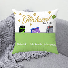 Laden Sie das Bild in den Galerie-Viewer, KAMACA Originelles Dekokissen Kissen mit 3 Taschen zum selbst Befüllen und Spruch Größe 43x43 cm tolles Geschenk für Anlässe wie z.B. Geburtstag (Glückszeit A)
