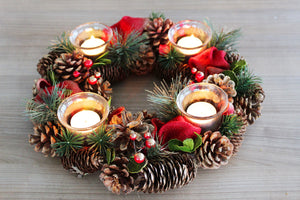 KAMACA Weihnachtskranz Dekokranz mit Deko wie Tannenzapfen Beeren und 4 Glas Kerzenhaltern Advent Weihnachten Deko Tisch (Adventskranz Adventszauber 26 x 26 x 7 cm)