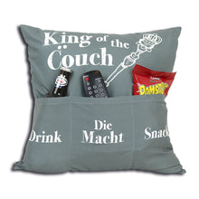 Laden Sie das Bild in den Galerie-Viewer, Originelles Dekokissen KING OF THE COUCH Kissen mit 3 Taschen zum selber Befüllen Größe 43x43 cm tolles Geschenk für ein gelungen Sofaabend Filmabend Öko Tex
