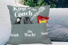 Laden Sie das Bild in den Galerie-Viewer, Originelles Dekokissen KING OF THE COUCH Kissen mit 3 Taschen zum selber Befüllen Größe 43x43 cm tolles Geschenk für ein gelungen Sofaabend Filmabend Öko Tex
