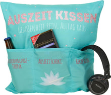 Laden Sie das Bild in den Galerie-Viewer, Originelles Dekokissen AUSZEITKISSEN Kissen mit 3 Taschen zum selber Befüllen Größe 43x43 cm tolles Geschenk für ein gelungen Sofaabend Filmabend Öko Tex
