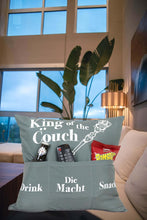 Laden Sie das Bild in den Galerie-Viewer, Originelles Dekokissen KING OF THE COUCH Kissen mit 3 Taschen zum selber Befüllen Größe 43x43 cm tolles Geschenk für ein gelungen Sofaabend Filmabend Öko Tex
