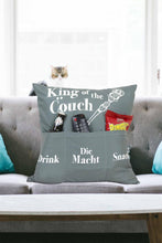 Laden Sie das Bild in den Galerie-Viewer, Originelles Dekokissen KING OF THE COUCH Kissen mit 3 Taschen zum selber Befüllen Größe 43x43 cm tolles Geschenk für ein gelungen Sofaabend Filmabend Öko Tex
