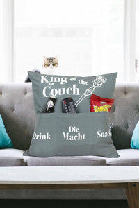 Originelles Dekokissen KING OF THE COUCH Kissen mit 3 Taschen zum selber Befüllen Größe 43x43 cm tolles Geschenk für ein gelungen Sofaabend Filmabend Öko Tex