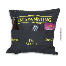 Laden Sie das Bild in den Galerie-Viewer, Originelles Dekokissen MÖGE DIE ENTSPANNUNG MIT DIR SEIN Kissen mit 3 Taschen zum selber Befüllen Größe 43x43 cm tolles Geschenk für ein gelungen Sofaabend Filmabend Öko Tex
