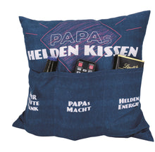 Laden Sie das Bild in den Galerie-Viewer, Originelles Dekokissen PAPAS HELDENKISSEN Kissen mit 3 Taschen zum selber Befüllen Größe 43x43 cm tolles Geschenk für ein gelungen Sofaabend Filmabend Öko Tex
