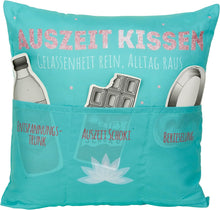 Laden Sie das Bild in den Galerie-Viewer, Originelles Dekokissen AUSZEITKISSEN Kissen mit 3 Taschen zum selber Befüllen Größe 43x43 cm tolles Geschenk für ein gelungen Sofaabend Filmabend Öko Tex
