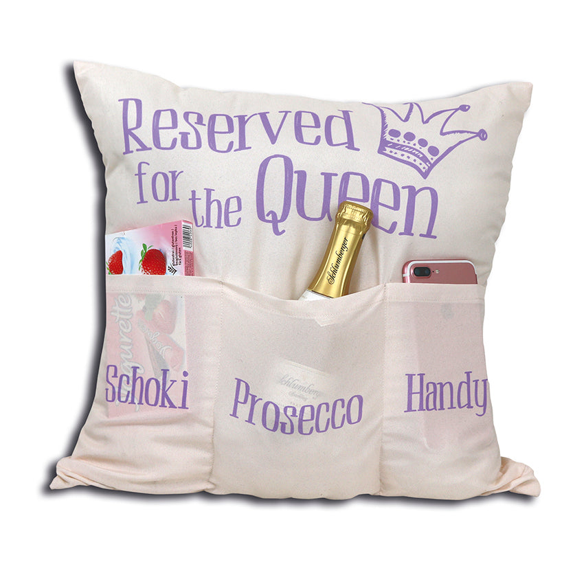 Originelles Dekokissen RESERVED FOR THE QUEEN Kissen mit 3 Taschen zum selber Befüllen Größe 43x43 cm tolles Geschenk für ein gelungen Sofaabend Filmabend Öko Tex