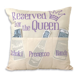 Originelles Dekokissen RESERVED FOR THE QUEEN Kissen mit 3 Taschen zum selber Befüllen Größe 43x43 cm tolles Geschenk für ein gelungen Sofaabend Filmabend Öko Tex