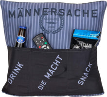 Laden Sie das Bild in den Galerie-Viewer, Dekokissen Männersache Kissen mit 3 Taschen zum selber Befüllen Größe 43x43 cm tolles Geschenk für einen gelungenen Sofaabend Filmabend
