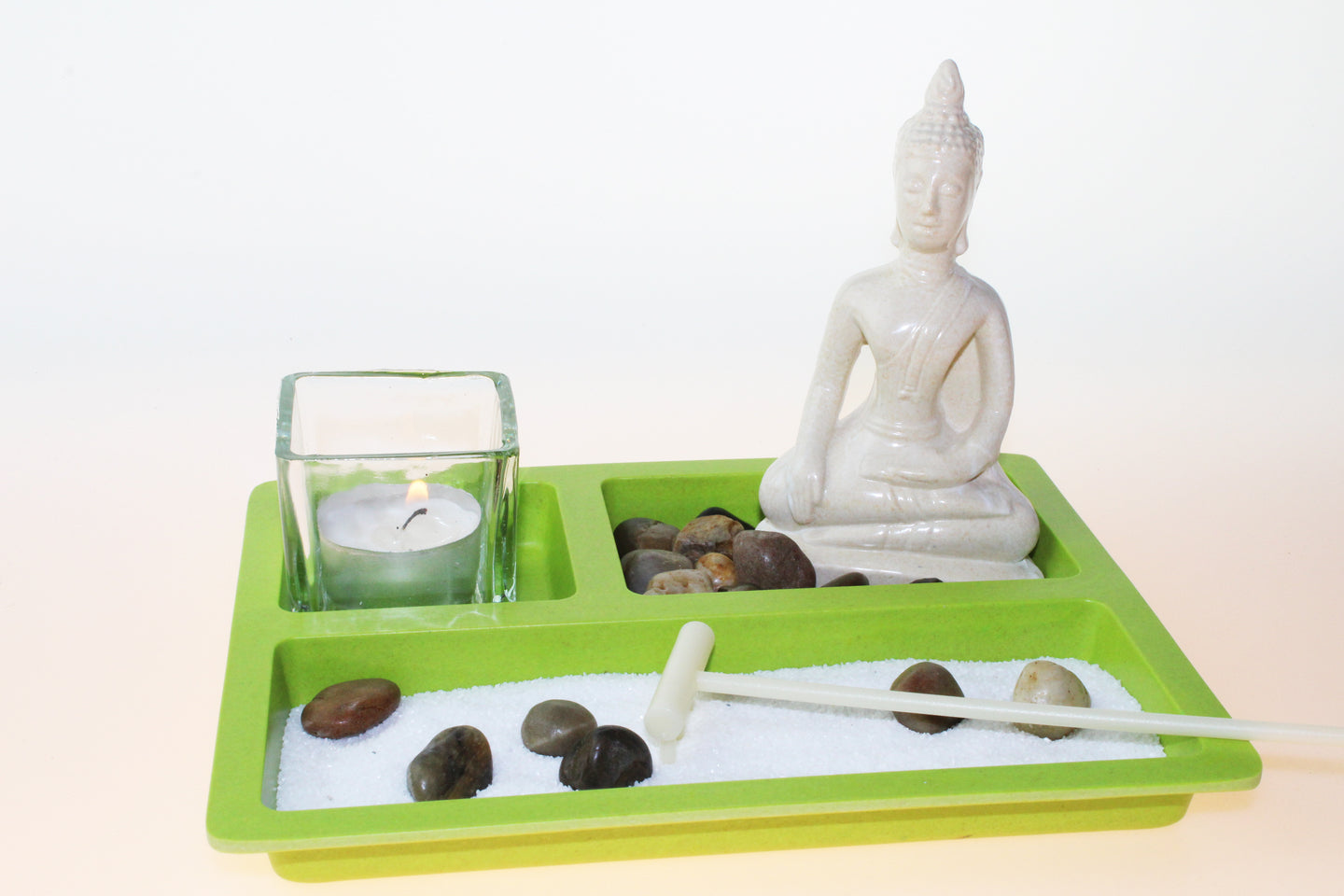 Teelichthalter Set Zen Garden auf Tablett mit Buddha Statue sitzend mit Deko und LED Teelicht Schale rechteckig grün mit Buddha creme