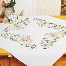 Laden Sie das Bild in den Galerie-Viewer, Stickpackung Blumen Zauber Tischdecke 80x80 cm Spannstich Plattstich Stielstich vorgezeichnet Baumwolle komplettes Stickset mit Stickvorlage
