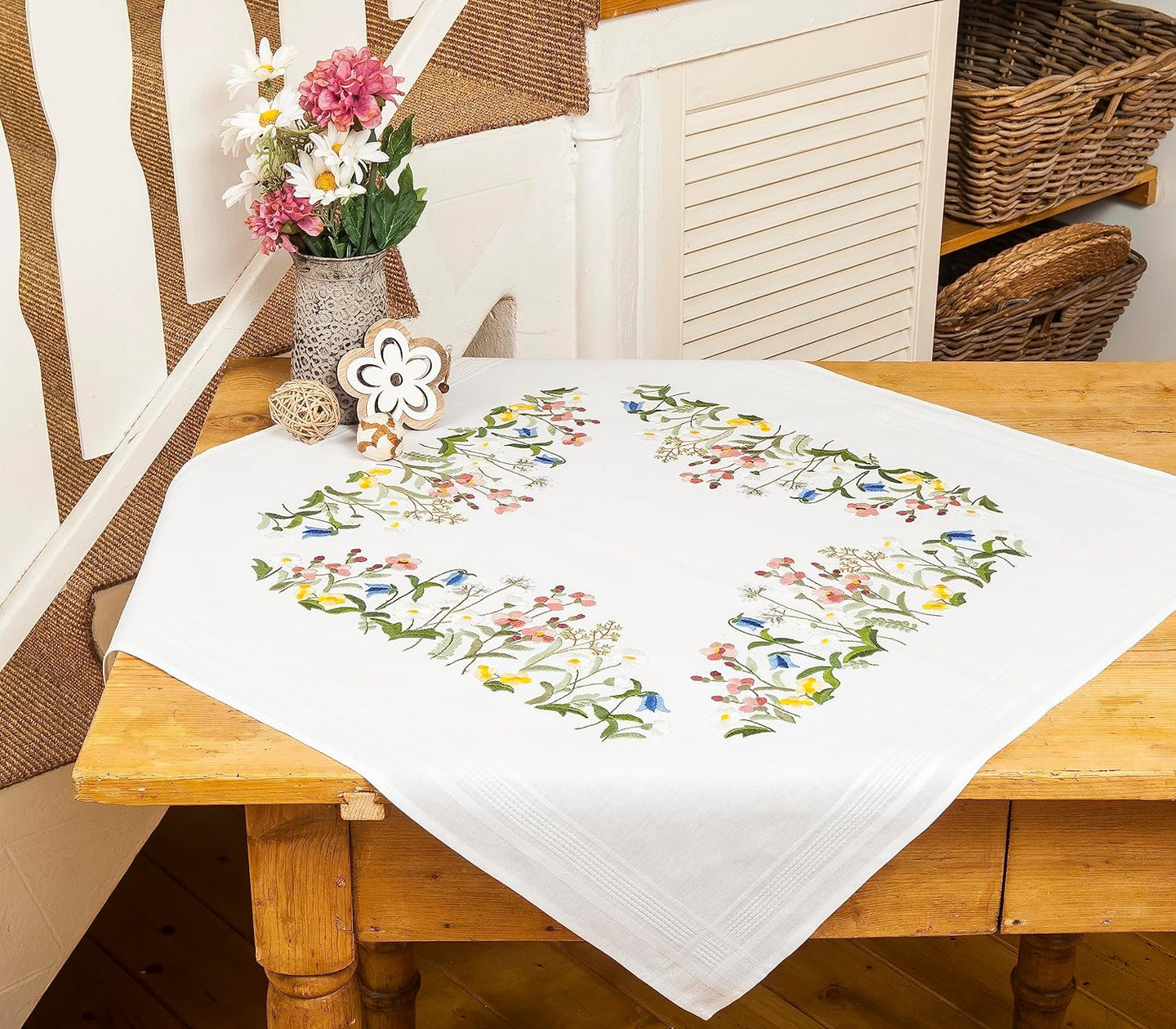 Stickpackung Blumen Zauber Tischdecke 80x80 cm Spannstich Plattstich Stielstich vorgezeichnet Baumwolle komplettes Stickset mit Stickvorlage